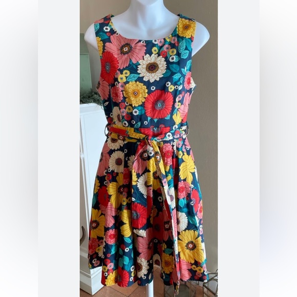 Floral Sleeveless Dress - Picture 2 of 6